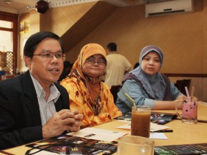 Professor Boonrucksar Soonthornthum (IAU) with members of the Astronomical Society of Brunei Darussalam