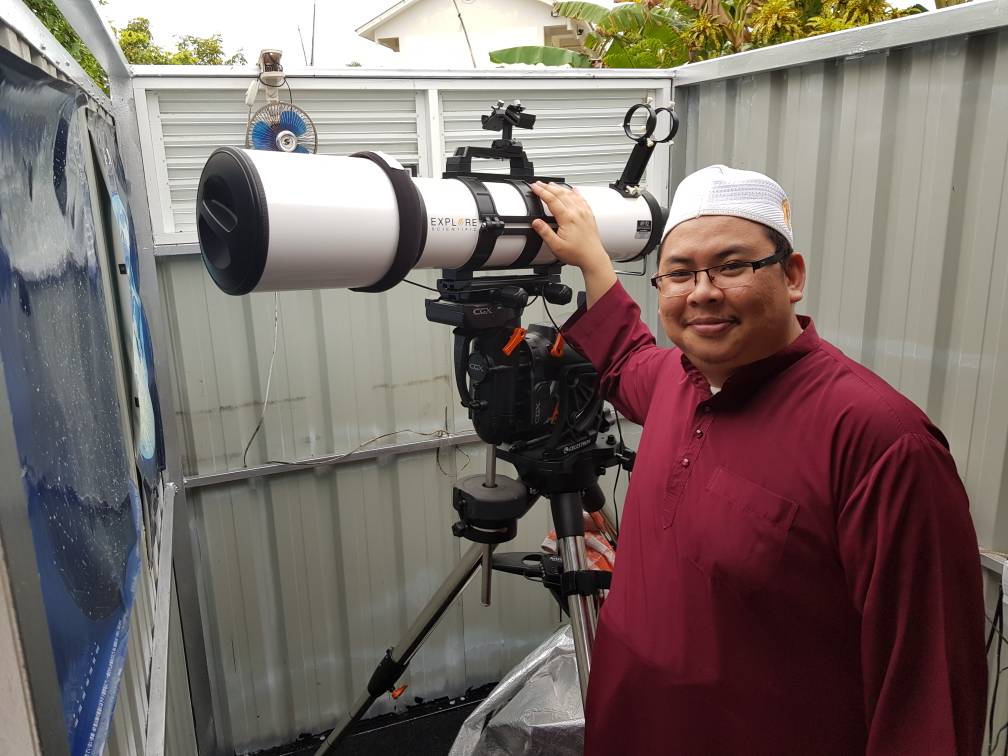 Ustaz Saifulbahri (one of PABD Executive members) poses with the scope